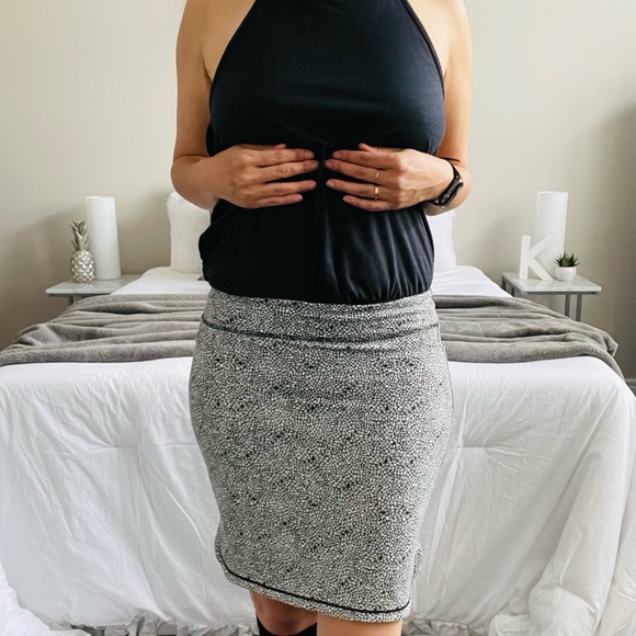 LULULEMON City Skirt Floral Dahlia Pattern Tube Skirt (Black + White, Size: 4) - Picture 3 of 15